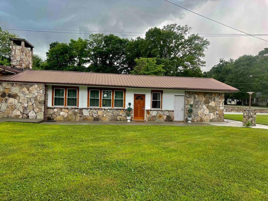 Small Rental For Couple Getaway Dalton Exterior foto