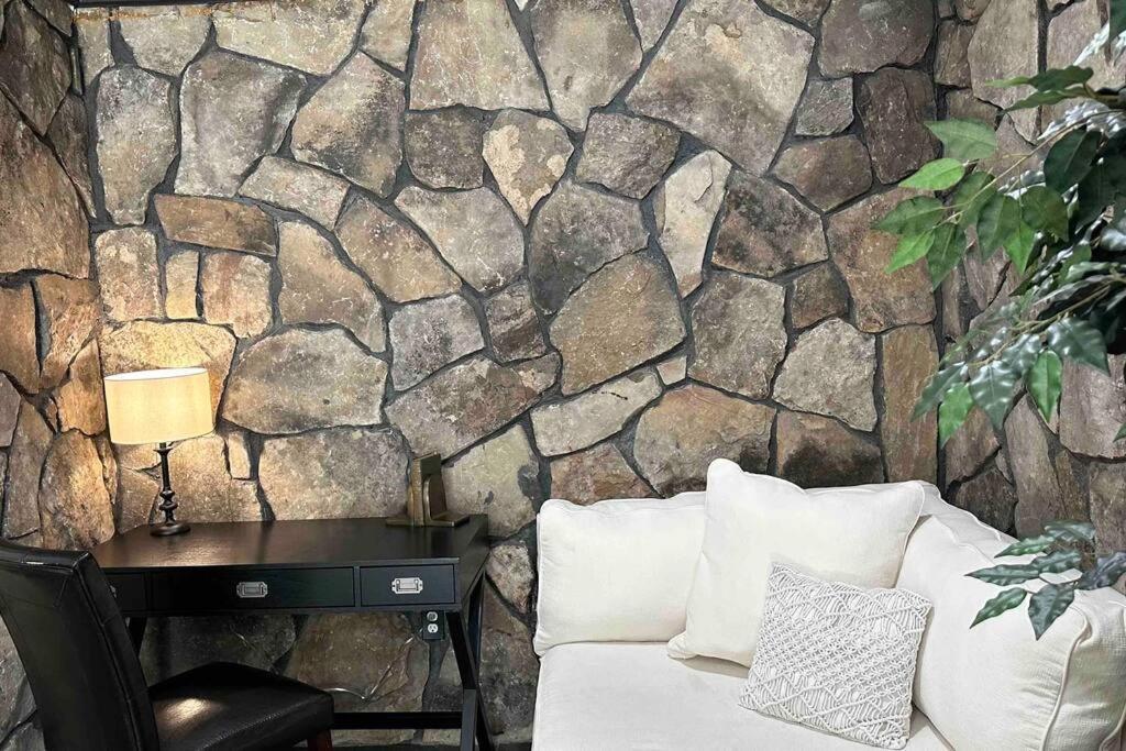 Small Rental For Couple Getaway Dalton Exterior foto