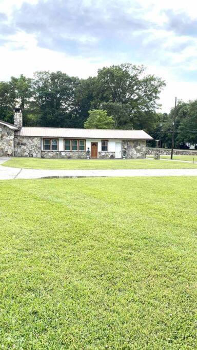 Small Rental For Couple Getaway Dalton Exterior foto